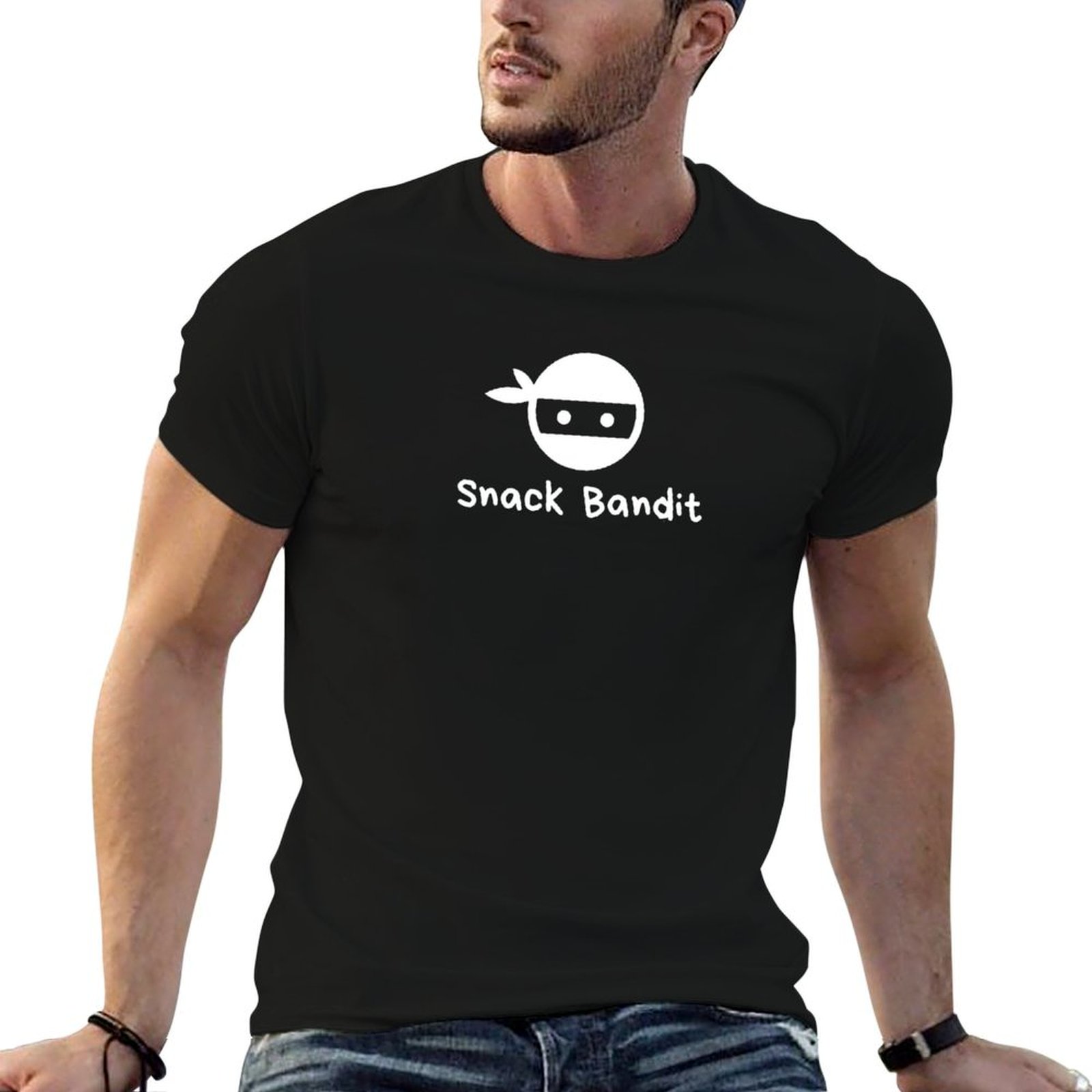 Food Snacks Background - スナックバンディット面白いキッズハングリーティーフンニーニンジャフードダークバックグラウンドTシャツマンTシャツグラフィックエッセンシャルTシャツTシャツ